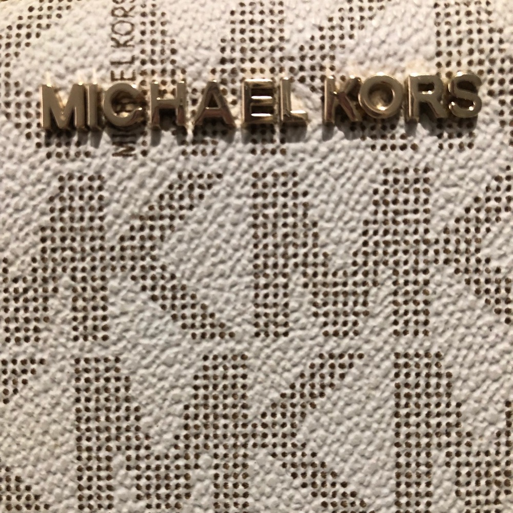 Michael Kors- Jet Set Travel MK Monogram Wallet in Vanilla - PRICE FIRM - Picture 2 of 13
